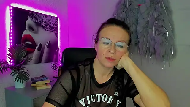 Snapshot of HelenLuxx chatting on October 17, 2025, 6:43 pm HelenLuxx online show from October 17, 2025, 6:43 pm