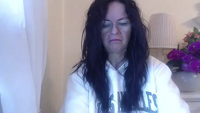 Snapshot of HelenLuxx chatting on October 21, 2025, 6:13 am HelenLuxx online show from October 21, 2025, 6:13 am