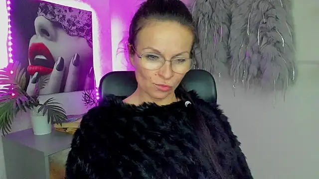 Snapshot of HelenLuxx chatting on October 9, 2025, 5:46 pm HelenLuxx online show from October 9, 2025, 5:46 pm