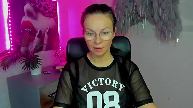 Snapshot of HelenLuxx chatting on November 20, 2025, 6:47 am HelenLuxx online show from November 20, 2025, 6:47 am