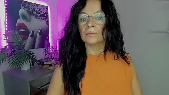 Snapshot of HelenLuxx chatting on September 25, 2025, 5:35 am HelenLuxx online show from September 25, 2025, 5:35 am