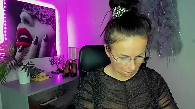 Snapshot of HelenLuxx chatting on October 5, 2025, 6:31 pm HelenLuxx online show from October 5, 2025, 6:31 pm