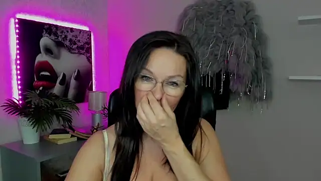 Snapshot of HelenLuxx chatting on March 16, 2025, 7:26 am HelenLuxx online show from March 16, 2025, 7:26 am