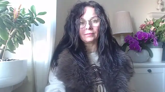 Snapshot of HelenLuxx chatting on November 6, 2025, 7:45 am HelenLuxx online show from November 6, 2025, 7:45 am