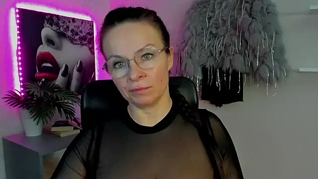 Snapshot of HelenLuxx chatting on March 21, 2025, 6:38 am HelenLuxx online show from March 21, 2025, 6:38 am