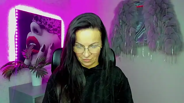 Snapshot of HelenLuxx chatting on November 25, 2025, 3:45 pm HelenLuxx online show from November 25, 2025, 3:45 pm