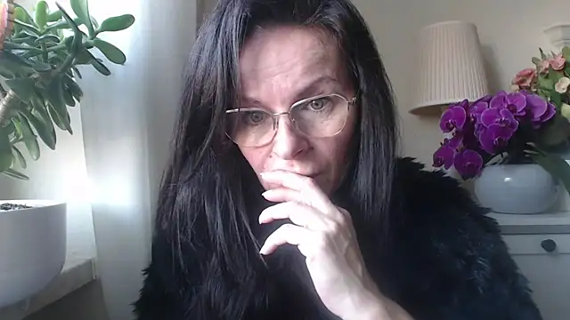 Snapshot of HelenLuxx chatting on November 5, 2025, 7:11 am HelenLuxx online show from November 5, 2025, 7:11 am