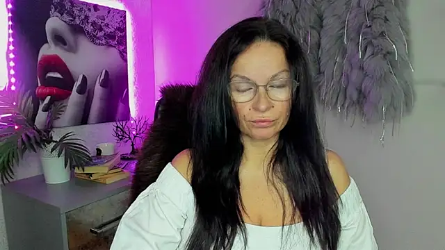 Snapshot of HelenLuxx chatting on October 8, 2025, 5:42 am HelenLuxx online show from October 8, 2025, 5:42 am