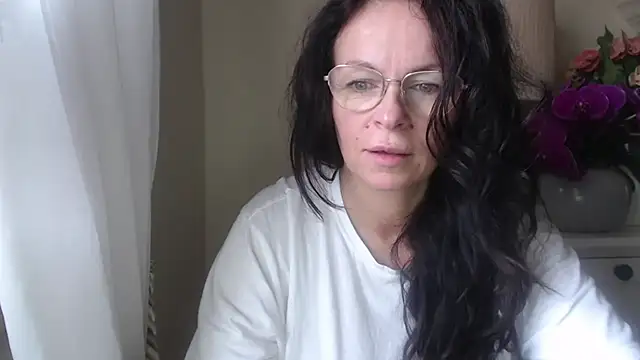 Snapshot of HelenLuxx chatting on October 23, 2025, 6:34 am HelenLuxx online show from October 23, 2025, 6:34 am