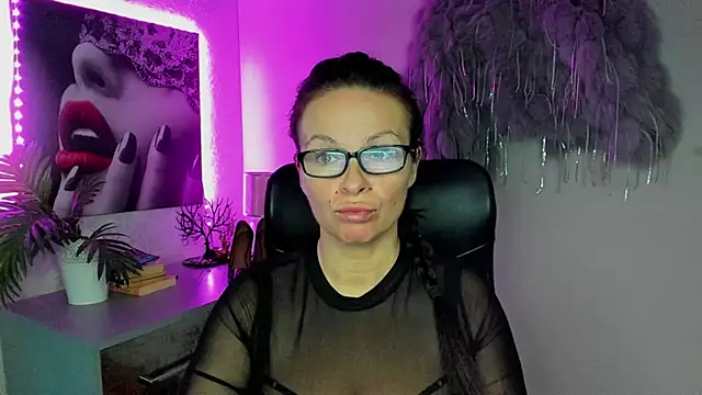 Snapshot of HelenLuxx chatting on October 4, 2025, 6:26 am HelenLuxx online show from October 4, 2025, 6:26 am