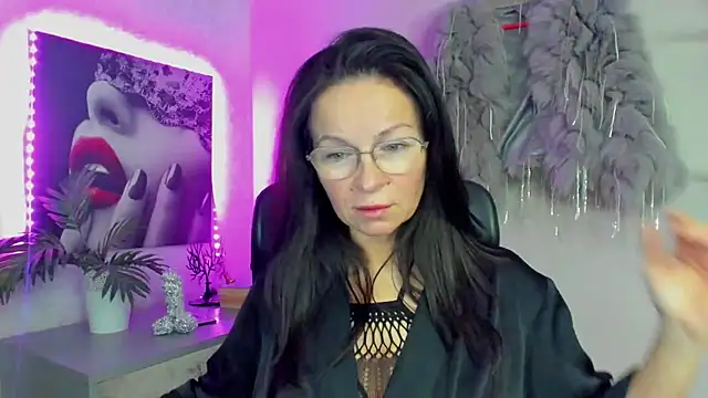 Snapshot of HelenLuxx chatting on November 29, 2025, 8:14 am HelenLuxx online show from November 29, 2025, 8:14 am