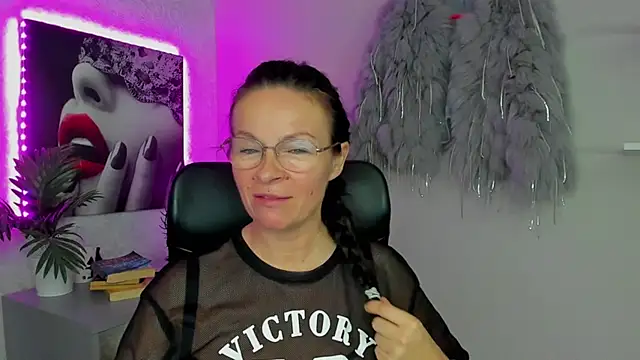 Snapshot of HelenLuxx chatting on October 17, 2025, 6:39 am HelenLuxx online show from October 17, 2025, 6:39 am