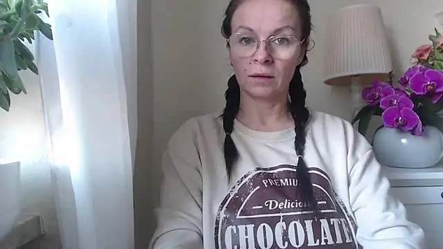 Snapshot of HelenLuxx chatting on November 7, 2025, 7:24 am HelenLuxx online show from November 7, 2025, 7:24 am