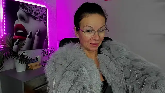 Snapshot of HelenLuxx chatting on October 2, 2025, 5:55 am HelenLuxx online show from October 2, 2025, 5:55 am