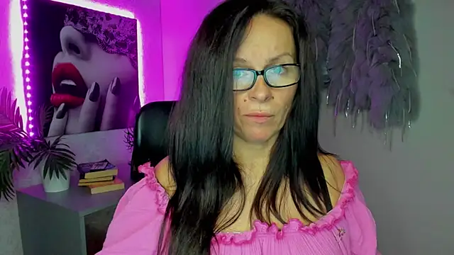 Snapshot of HelenLuxx chatting on October 13, 2025, 6:15 am HelenLuxx online show from October 13, 2025, 6:15 am