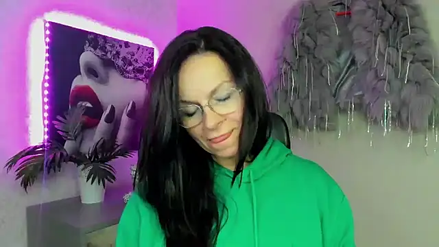 Snapshot of HelenLuxx chatting on November 27, 2025, 5:24 pm HelenLuxx online show from November 27, 2025, 5:24 pm