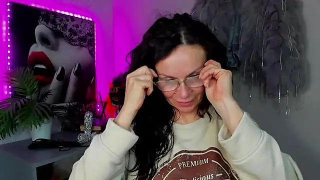 HelenLuxx online show from April 15, 2026, 2:43 pm