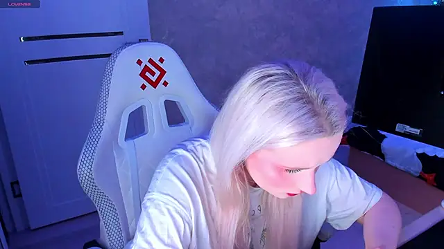 Snapshot of SweeteRose_Royce chatting on January 21, 2025, 4:37 pm SweeteRose Royce online show from January 21, 2025, 4:37 pm