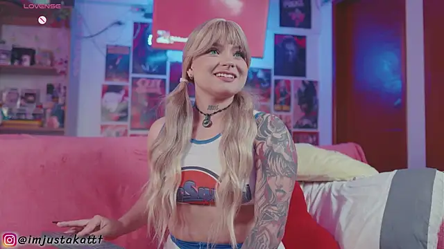 sensualkattt online show from March 4, 2026, 10:06 pm