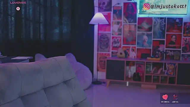 sensualkattt online show from April 19, 2026, 8:33 pm