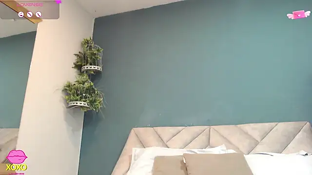 SharisWillian online show from April 17, 2026, 3:42 am