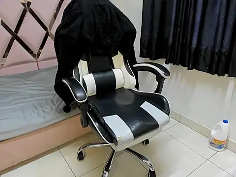 Snapshot of DaianaLutz chatting on September 23, 2025, 2:02 pm DaianaLutz online show from September 23, 2025, 2:02 pm