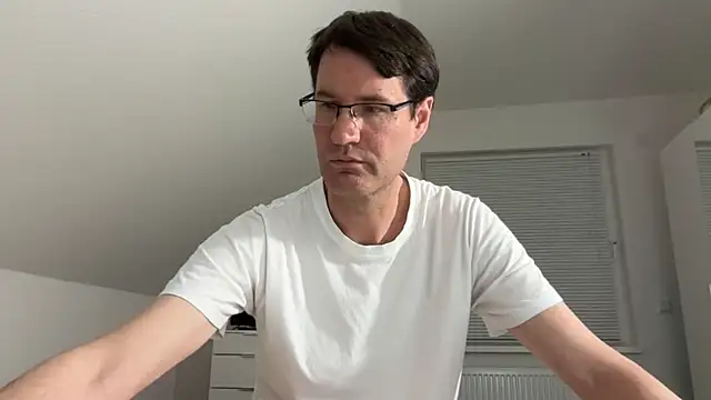 zxzx cam1 online show from April 24, 2026, 3:47 pm