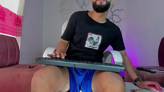 Snapshot of estiben_05 chatting on January 18, 2026, 4:32 pm estiben 05 online show from January 18, 2026, 4:32 pm