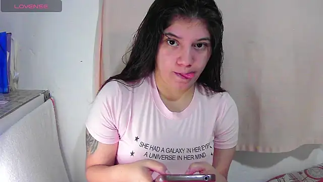 Snapshot of lynieh- chatting on December 5, 2025, 8:17 pm lynieh- online show from December 5, 2025, 8:17 pm