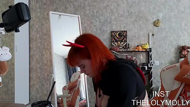 Snapshot of LolyMolli chatting on June 19, 2026, 10:43 am LolyMolli online show from June 19, 2026, 10:43 am