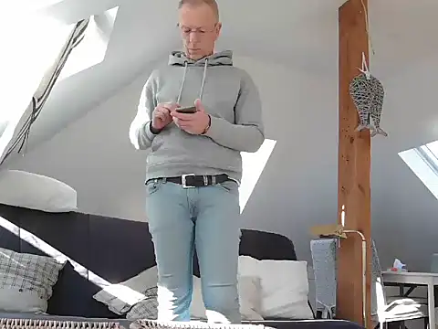 Snapshot of maxmueller321 chatting on March 18, 2026, 9:12 am maxmueller321 online show from March 18, 2026, 9:12 am