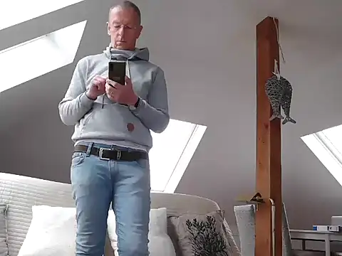 Snapshot of maxmueller321 chatting on February 1, 2026, 9:07 am maxmueller321 online show from February 1, 2026, 9:07 am