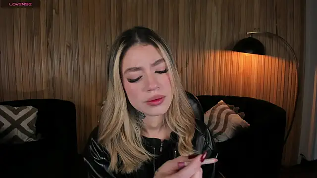 Snapshot of ViolettHansson chatting on January 17, 2026, 11:25 am ViolettHansson online show from January 17, 2026, 11:25 am