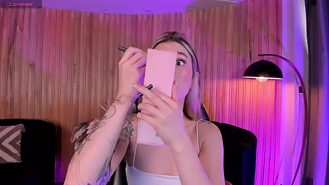 ViolettHansson online show from November 13, 2025, 8:02 pm