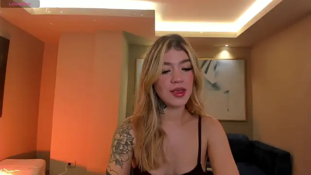 Snapshot of ViolettHansson chatting on December 20, 2025, 11:57 am ViolettHansson online show from December 20, 2025, 11:57 am