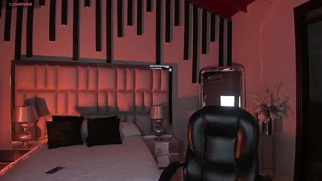 ViolettHansson online show from November 5, 2025, 6:55 pm