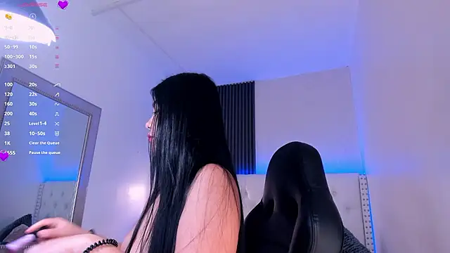 aliscollins  online show from February 1, 2026, 1:15 am