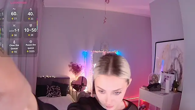 LoryWood online show from September 25, 2025, 3:07 pm