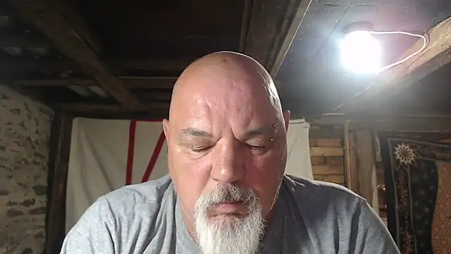 Newfiesausage1972 online show from June 5, 2026, 9:48 am