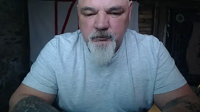 Newfiesausage1972 online show from April 7, 2026, 2:52 pm