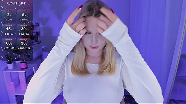 Snapshot of Honey_blonde chatting on June 21, 2026, 8:14 pm Honey blonde online show from June 21, 2026, 8:14 pm