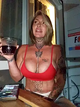 Snapshot of YourMommyBlair chatting on October 28, 2025, 4:17 pm YourMommyBlair online show from October 28, 2025, 4:17 pm