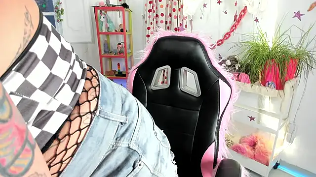 lady sontse  online show from April 10, 2026, 6:37 pm