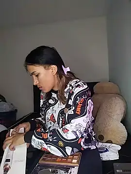 Snapshot of Yaumiko chatting on June 1, 2026, 12:27 pm Yaumiko online show from June 1, 2026, 12:27 pm