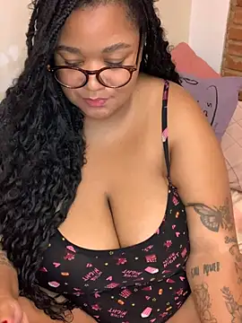 Snapshot of SweetLizzyBBW chatting on June 11, 2026, 11:02 pm SweetLizzyBBW online show from June 11, 2026, 11:02 pm