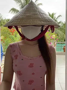 Snapshot of BabyThree_ chatting on October 28, 2025, 8:24 am BabyThree online show from October 28, 2025, 8:24 am