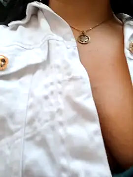 Snapshot of Bella_keny chatting on November 25, 2025, 5:24 pm Bella keny online show from November 25, 2025, 5:24 pm