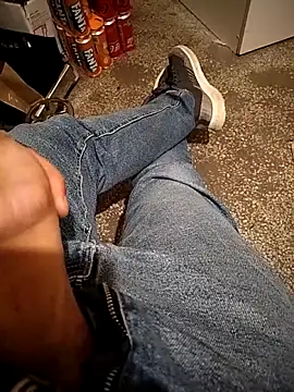 Snapshot of A_man_in_public chatting on November 11, 2025, 12:00 pm A man in public online show from November 11, 2025, 12:00 pm