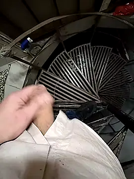 Snapshot of A_man_in_public chatting on March 11, 2026, 6:02 pm A man in public online show from March 11, 2026, 6:02 pm