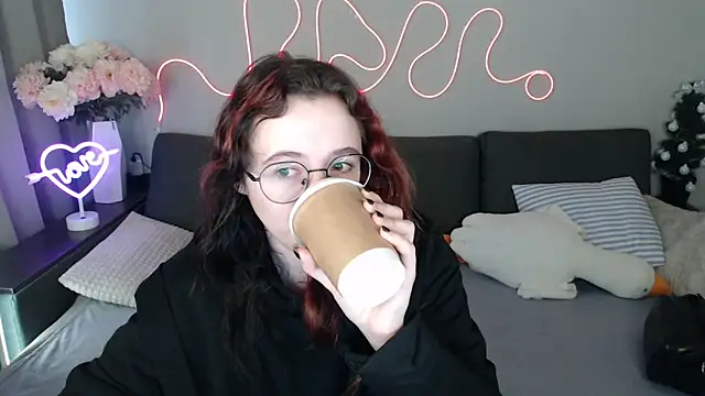 Mini Diva online show from April 18, 2026, 8:27 am